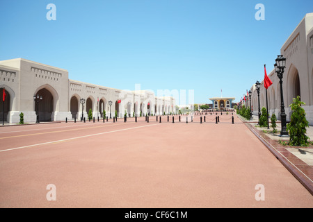 SULTANS PALACE OMAN 14. April türkische Oman Fahnen Hauptallee des Sultans Palace Zeit beim türkischen Führer Oman nutzen besucht Stockfoto