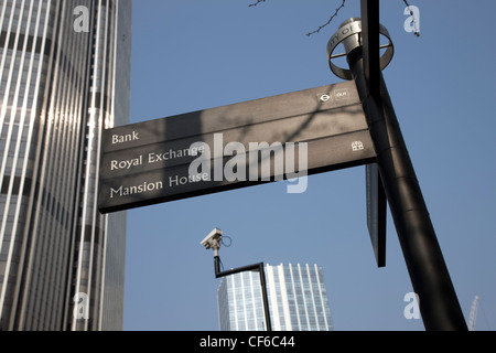 Ein Zeichen der City of London mit Wegbeschreibungen zu Bank und der Royal Exchange Mansion House. Stockfoto