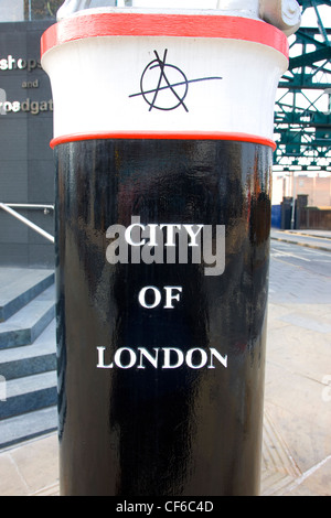 Ein Londoner Marker mit der Anarchie Symbol Graffitied drauf in Bischöfe Tor. Stockfoto
