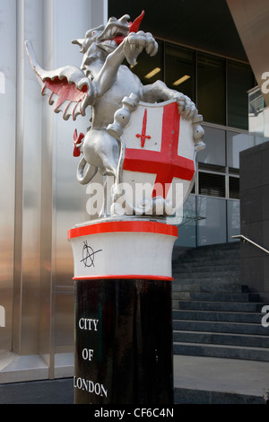 Ein Londoner Marker mit der Anarchie Symbol Graffitied drauf in Bischöfe Tor. Stockfoto