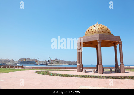 große schöne Sommerhaus in der Nähe von Meer in arabische Land. Kreuzfahrtschiff im Hafen Qaboos weit entfernt. Stockfoto