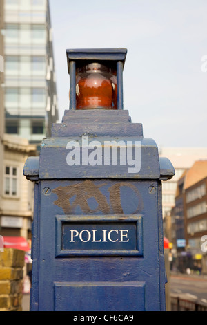 Eine Nahaufnahme von einer alten altmodischen Polizei Box in Aldgate. Stockfoto