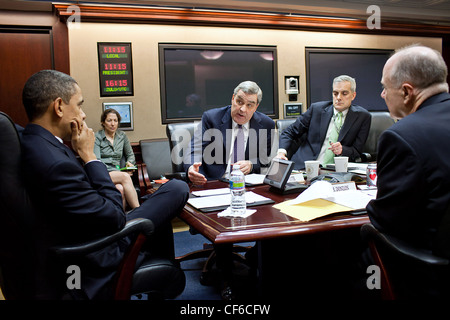 Präsident Barack Obama ist während eines Treffens in den Situation Room des weißen Hauses 2. März 2011 in Washington, DC von Generalleutnant Doug Lute, Special Assistant des Präsidenten für Afghanistan und Pakistan, unterrichtet. Stellvertretende National Security Advisor Denis McDonough und Staatssicherheit Berater Tom Donil Stockfoto