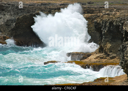 große Wellen gegen Felsen Stockfoto