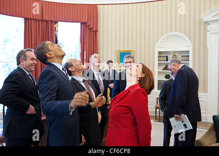 Präsident Barack Obama, Premierminister Julia Gillard von Australien und Mitglieder der australischen und amerikanischen Delegationen Nachschlagen an der Präsidentschaftswahl Dichtung in das Oval Office-Decke nach ihren bilateralen Treffen 7. März 2011 in Washington, DC. Stockfoto