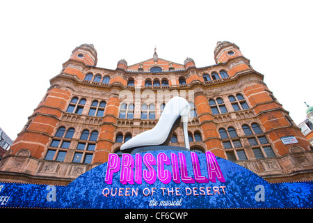 Priscilla, Königin der Wüste Beschilderung an der Vorderseite des Palace Theatre in Cambridge Circus Stockfoto