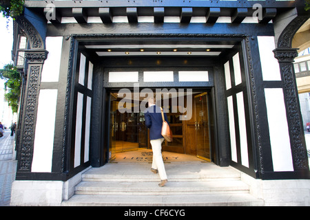 Ein Mann in das Kaufhaus Liberty of London Stockfoto