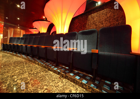 beleuchtete Halle innerhalb des Schiffes. Sitzreihe bequem. Weitwinkel. Stockfoto