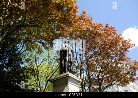 Eine Statue von William Pitt der jüngere in Hanover Square. Er war der jüngste Premierminister Großbritanniens im Alter von 24 dienen zwei te Stockfoto