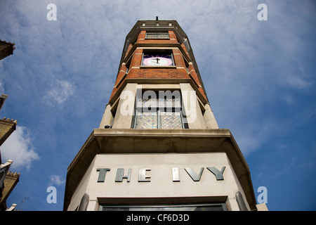 Vor der Ivy-Restaurant im Bereich Covent Garden, bekannt für die reiche und berühmte Klientel, die regelmäßig dort zu Abend essen. Stockfoto