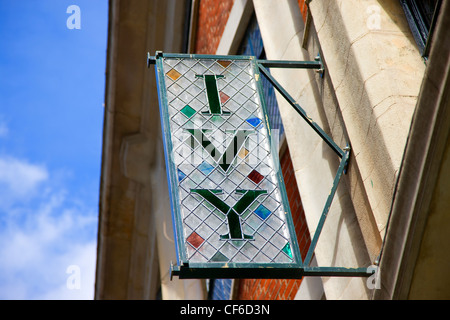 Die Ivy Sign hängen an der Außenseite des berühmten West End Restaurants, bekannt für die reichen und berühmten Klientel, die regelmäßig di Stockfoto