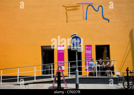 Menschen sitzen außerhalb der café@FTM Essen und trinken. FTM ist ein Mode- und Textilmuseum, gegründet von Zandra Rhodes, Haus e Stockfoto