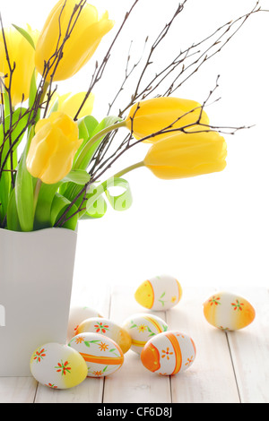 Ostereier, Tulpen, Silber-Knospe Weide, Frohe Ostern. Stockfoto