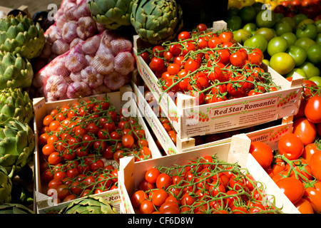 Schalen mit Bio-Gemüse in einem Markt zu verkaufen. Stockfoto