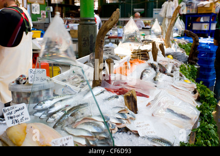 Frischer Fisch zum Verkauf an einem Fischhändler Stand auf einem Markt. Stockfoto