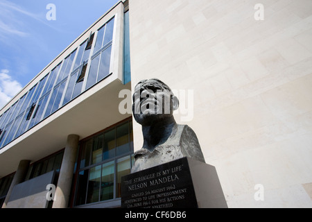 Nelson Mandela Bronzeskulptur von Iain Walters außerhalb der Royal Festival Hall am Südufer. Stockfoto