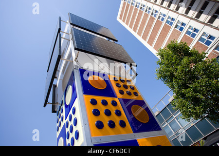 Das Leuchtfeuer, eine innovative energiesparende Straßenbeleuchtung-Projekt, Solarenergie, Energie effiziente Leuchtstoffröhren verwendet. Stockfoto