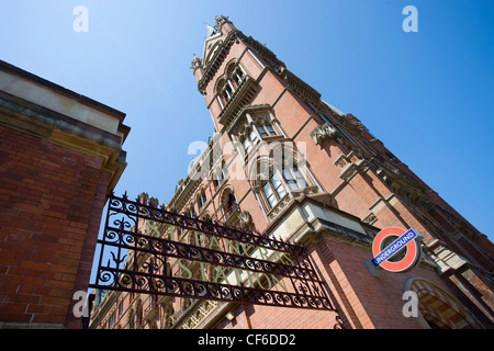 Das Seitentor von St Pancras Station und U-Bahn Zeichen. Stockfoto