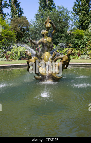 Ein Brunnen mit einer Skulptur von drei Bronzefiguren im Queen Mary Garten im Regents Park. Stockfoto