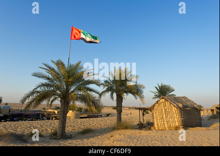 DUBAI Wüste Flagge Palmen Oase Oase Nachmittag Sonne Sonnenuntergang Horizont Rotlicht Sand Sand rot blauen Himmel am Abend ruhig romantisch Stockfoto