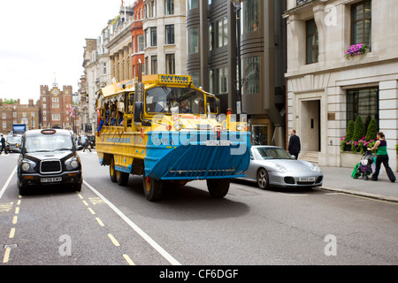 Duck Tours Fahrzeug Str. Jamess treiben. Duck-Touren bietet den Besuchern Gelegenheit zu Londons Sehenswürdigkeiten auf der Straße zu sehen und Stockfoto