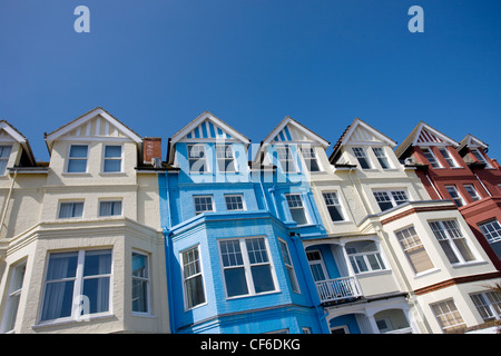 Bunt gestrichenen Häusern entlang der Strandpromenade in Aldeburgh. Stockfoto