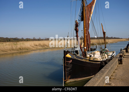 Ein Segelboot in Snape Maltings festgemacht. Stockfoto