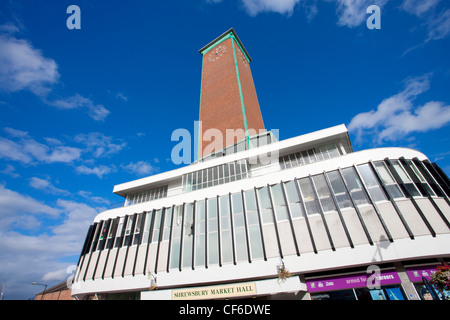 Die Markthalle Gebäude in Shrewsbury, ein shopping Veranstaltungsort mit Ständen, die Bereitstellung von lokalen produzieren, Spezialist für Lebensmittel, zeitgenössische Kunst Stockfoto