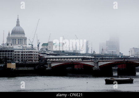 Themse und Str. Pauls an einem nebligen Tag. Die heutige Kathedrale ist die vierte, diese Website zu besetzen. Es wurde durch das Gericht Stockfoto