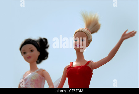 Detail der zwei Barbie-Puppen auf einem Flohmarkt. Auto-Boot-Verkäufe sind eine Möglichkeit der Konzentration einer großen Gruppe von Menschen an einem einzigen Ort recy Stockfoto