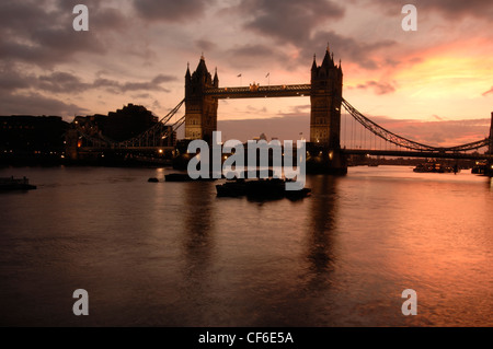 Tower Bridge bei Dämmerung mit Canary Wharf hinter. Die Brücke wurde am 30. Juni 1894 von der Prince Of Wales, die Zukunft König Edw eröffnet. Stockfoto