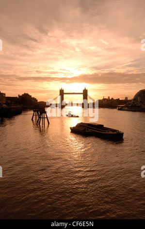 Sonnenaufgang hinter der Tower Bridge. Die Brücke wurde am 30. Juni 1894 durch den Prince Of Wales, die Zukunft König Edward VII und seine w eröffnet. Stockfoto