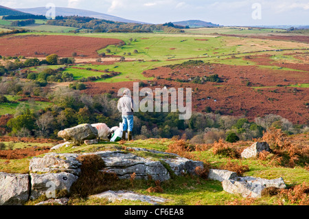 Ein Landwirt, der seine Schafe füttern, in der Nähe von Sattel Tor im Dartmoor National Park. Stockfoto