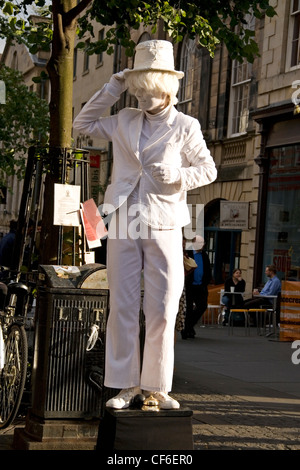 Fringe Street Performer unterhält Passanten. Stockfoto