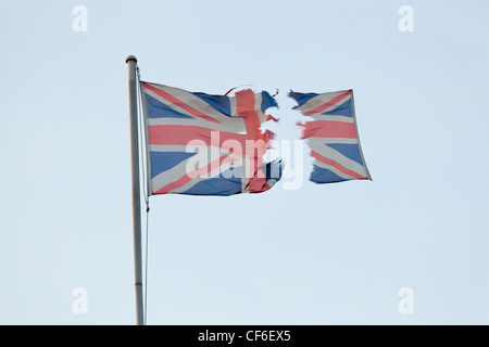 Zerrissene Union Jack. Zerrissene britische Flagge in zwei Teilen mit einem davon fliegenden Abschnitt, was auf ein Konzept der Unabhängigkeit, Dezentralisierung oder des Brexit hindeutet Stockfoto