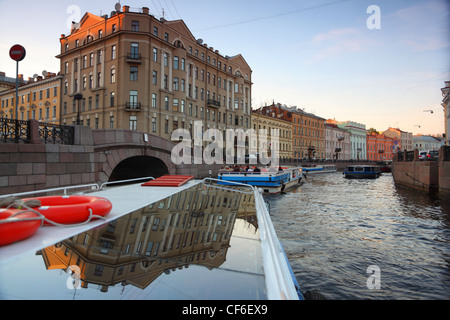 Blick auf St. Petersburg. Fluss-Kanal mit Booten in Sankt-Petersburg Stockfoto