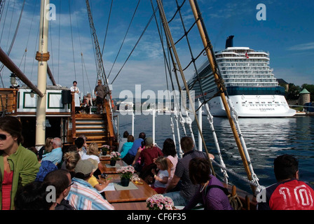 Norwegen Oslo Hafen und den Oslofjord Kreuzfahrt. Celebrity Cruises Mega Limner Equinox vertäut im Hintergrund. Stockfoto