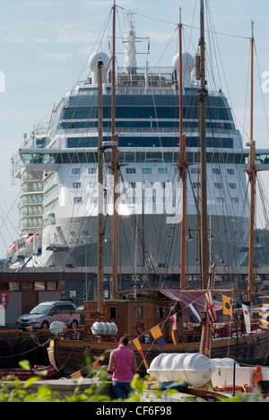 Norwegen Oslo Hafen Celebrity Cruises Kreuzfahrtschiff, die Equinox während Fjord Kreuzfahrt festgemacht. Vinatge Segelyacht im Vordergrund Stockfoto