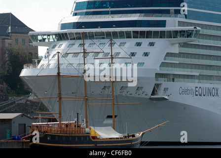 Norwegen Oslo Hafen Celebrity Cruises Kreuzfahrtschiff, die Equinox während Fjord Kreuzfahrt festgemacht. Vinatge Segelyacht im Vordergrund Stockfoto