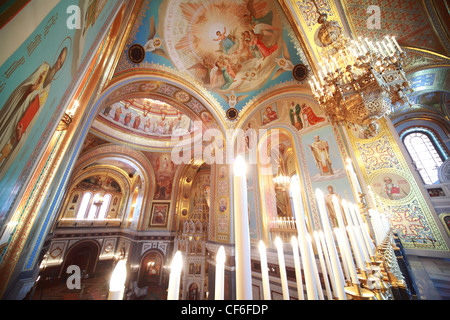 Blick vom Balkon geschmückt mit Kerzen am Altar in der Kathedrale von Christus den Erlöser in Moskau, Russland Stockfoto