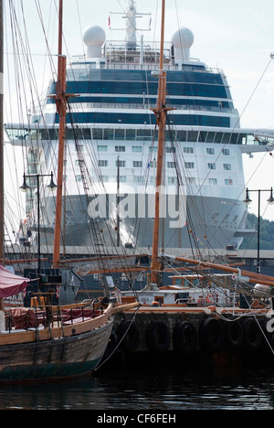 Norwegen Oslo Hafen Celebrity Cruises Kreuzfahrtschiff, die Equinox während Fjord Kreuzfahrt festgemacht. Vinatge Segelyacht im Vordergrund Stockfoto