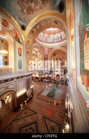 Blick vom Balkon über den Besitz Gasse führt zum Altar im Inneren der Kathedrale von Christus den Erlöser in Moskau, Russland Stockfoto