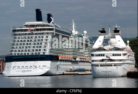 Norwegen Oslo Hafen Kreuzfahrtschiffe Equinox und Seabourn Pride vertäut im Fjord-Kreuzfahrt Stockfoto