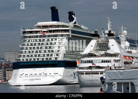 Norwegen Oslo Hafen Kreuzfahrtschiffe Equinox und Seabourn Pride vertäut im Fjord-Kreuzfahrt Stockfoto