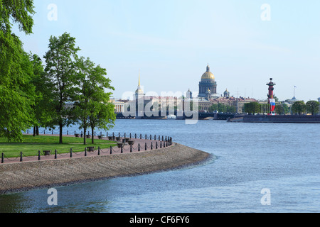 Isaaks Kathedrale, Rostral Spalte und Schlossbrücke Zugbrücke in Sankt-Petersburg, Russland. Stockfoto