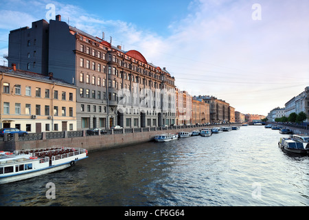 Blick auf St. Petersburg. Fluss-Kanal mit Booten in Sankt-Petersburg Stockfoto