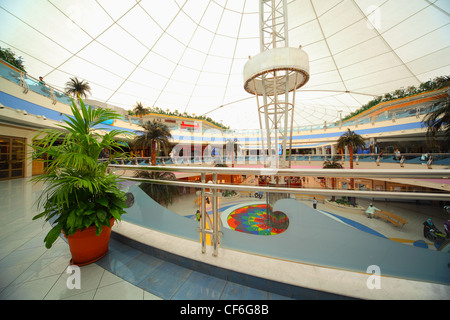 ABU DHABI, Vereinigte Arabische Emirate - 15 APRIL: Grüne Pflanze unter der Kuppel des großen Einkaufszentrum Marina Mall am 15. April 2010 in Abu Dhabi. Stockfoto