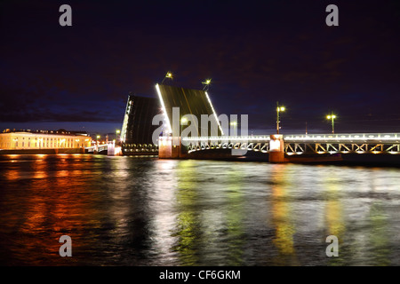 Schlossbrücke Zugbrücke in der Nacht. Sankt-Petersburg, Russland Stockfoto