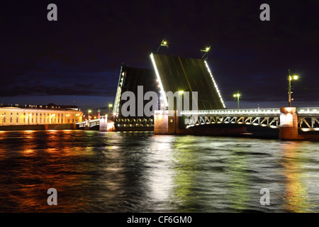 Schlossbrücke Zugbrücke auf Newa in der Nacht. Sankt-Petersburg, Russland Stockfoto