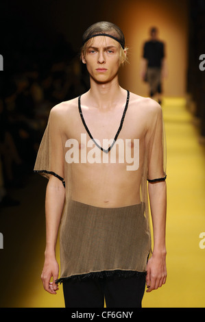 Ann Demeulemeester Paris Ready to Wear Menswear Frühjahr-Sommer 2012 Stockfoto